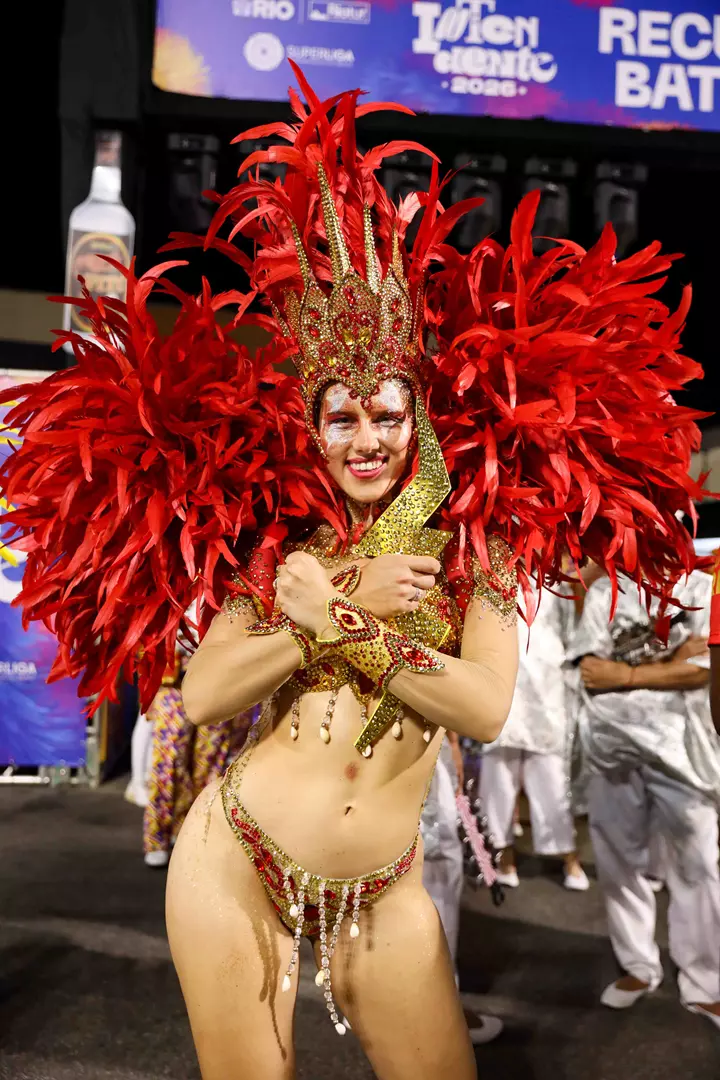 Julia Solis estreia como rainha de bateria da Alegria do Vilar na Intendente Magalhães
